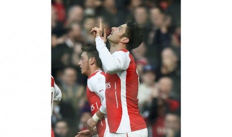 Arsenal's Olivier Giroud celebrates his second goal during their FA Cup fifth round soccer match against Middlesbrough at the Emirates Stadium in London February 15, 2015.