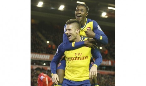 Arsenal's Olivier Giroud (FRONT) celebrates with team-mate Danny Welbeck after scoring a goal during their English Premier League soccer match against Liverpool at Anfield in Liverpool, northern England December 21, 2014