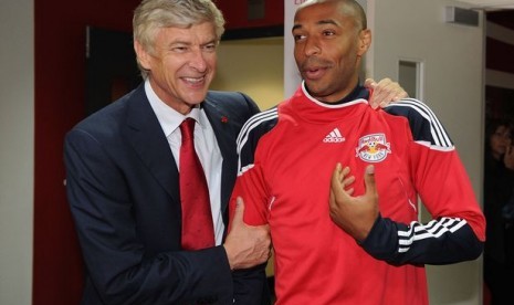 Arsene Wenger bersama Thierry Henry