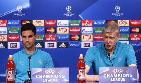 Arsene Wenger (kanan) dan Mikel Arteta saat keduanya masih berstatus pelatih dan pemain ARsenal. Wenger menerima penghargaan Hall of Fame Liga Primer