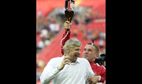 Arsene Wenger (kiri) 