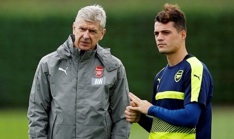 Arsene Wenger (kiri) dan Granit Xhaka