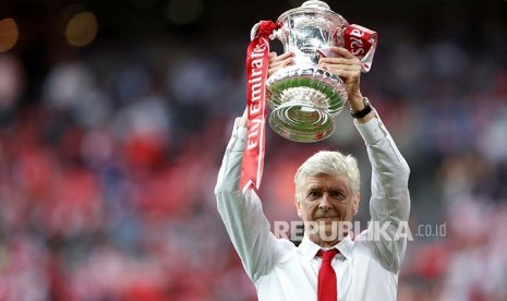 Arsene Wenger mengangkat piala Final FA Cup di Webley Stadium, Inggris, Ahad (28/5) dini hari.