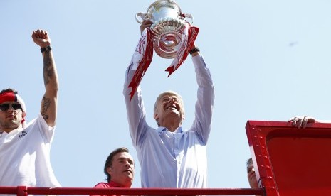 Arsene Wenger mengangkat trofi Piala FA 2013/2014.