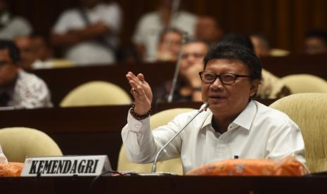 Arsip Foto : Menteri Dalam Negeri Tjahjo Kumolo mengikuti rapat kerja dengan Komisi II DPR di Kompleks Parlemen Senayan, Jakarta, Rabu (22/6/2016). Tjahjo Kumolo wafat pada usia 65 tahun setelah menjalani perawatan intensif sejak beberapa hari yang lalu.