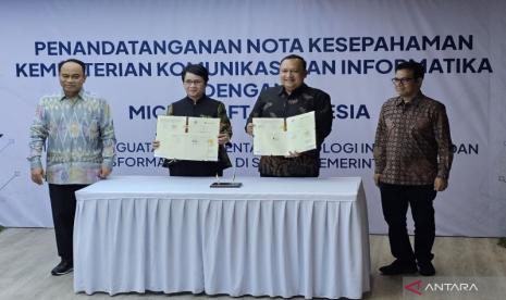 Arsip foto - Menteri Kominfo Budi Arie Setiadi bersama Wakil Menteri Kominfo Nezar Patria berfoto bersama Sekjen Kementerian Kominfo Mira Tayyiba, dan Presiden Direktur Microsoft Indonesia Dharma Simorangkir usai penandatanganan nota kesepahaman kolaborasi antara Kementerian Kominfo dan Microsoft Indonesia di Kantor Kementerian Kominfo, Jakarta Pusat, Kamis (14/3/2024). 