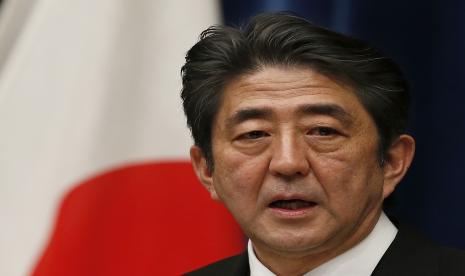  ARSIP - Perdana Menteri Jepang Shinzo Abe berbicara dalam konferensi pers pertamanya di kediaman resmi perdana menteri di Tokyo Rabu, 26 Desember 2012. Mantan Perdana Menteri Jepang Abe, seorang tokoh konservatif yang memecah belah dan salah satu tokoh paling kuat dan berkuasa di negaranya. tokoh berpengaruh, telah meninggal setelah ditembak saat pidato kampanye Jumat, 8 Juli 2022, di Jepang barat, kata pejabat rumah sakit. 