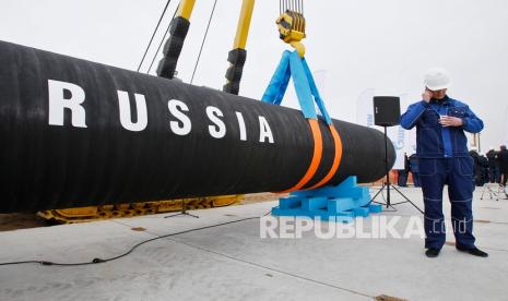 Pembangunan pipa Nord Stream di Teluk Portovaya sekitar 170 km (106 mil) barat laut dari St. Petersburg, Rusia