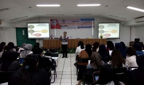 Arsiparis Madya ANRI Sutiana memberikan materi tentang kearsipan kepada para mahasiswa ASM BSI Jakarta, Senin (11/4).