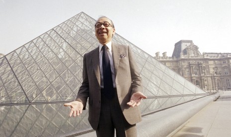 Arsitek Cina-Amerika I.M. Pei di depan Museum Louvre yang ia desain di Paris, Prancis, 29 maret 1989. Pei meninggal dalam usia 102 tahun.