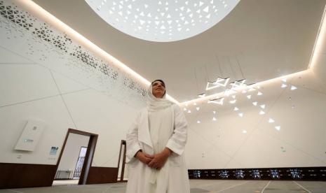 Pesona Masjid Pertama UEA yang Dirancang Arsitek Wanita. Arsitek wanita Sumaya Dabbagh yang membangun Masjid Mohamed Abdulkhaliq Gargash di Uni Emirat Arab (UEA). Dia adalah salah satu wanita pertama yang membangun masjid.