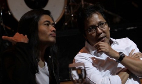  Art director Jay Subiakto, (kiri) bersama komposer yang juga musisi Erwin Gutawa (kanan) saat memberi keterangan kepada wartwan pada pagelaran konser 