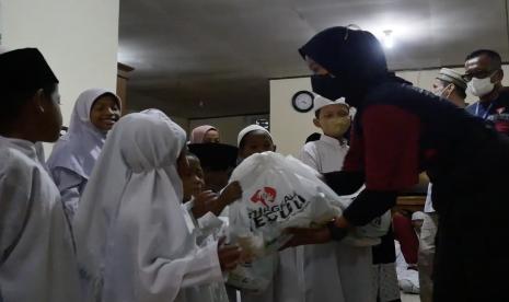 Artha Graha Peduli (AGP) membagikan paket sembako kepada anak-anak yatim. 