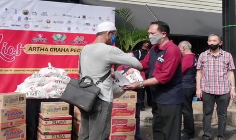 Artha Graha Peduli membagikan paket sembako kepada masyarakat yang terdampak covid-19 di Bulan Ramadhan.