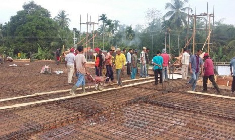 Artha Graha Peduli membantu pengecoran masjid Al Kautsar usai gempa Pidie Jaya.