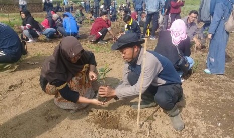 Artha Graha Peduli-PMII tanam 1.000 Pohon di Cisanti.