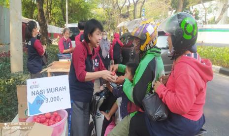 Artha Graha Peduli rayakan Hari Kemerdekaan RI dengan menjual makanan dan sembako murah.