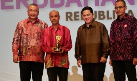 Artim Yahya (kedua kiri) pendiri Koperasi Tani Maju Bersama, saat menerima anugerah Tokoh Perubahan Republika 2016