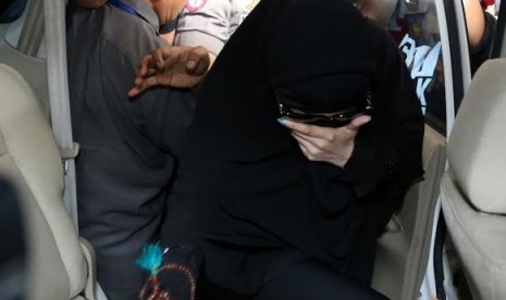 Artis AA yang diduga terlibat dalam pidana prostitusi pun tiba-tiba berjilbab saat menjadi saksi di pengadilan