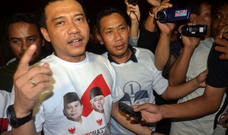 Artis Anang Hermansyah (kiri) keliling kota saat kampanye capres Prabowo-Hatta. 