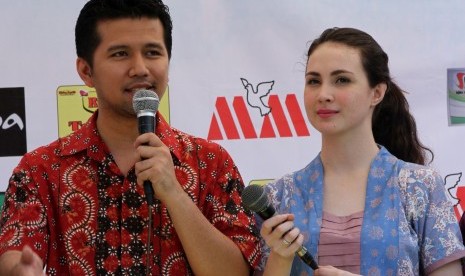 Artis Arumi Bachin (kanan) bersama suami, Emil Dardak (kiri) saat menyapa warga di acara Prigi Fest 2015 di Pantai Prigi, Kabupaten Trenggalek, Jawa Timur, Minggu (22/2).