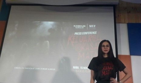 Artis Aura Kasih saat konferensi pers film Keluarga Tak Kasat Mata di Kaskus Playground, Menara Palma, Jakarta Selatan, Rabu (15/11) Aura Kasih berperan sebagai Rere dalam film tersebut. 