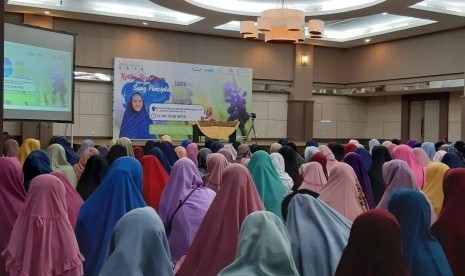 Artis dan daiyah, Ustazah Oki Setiana Dewi mengisi materi Majelis Taklim Ramadhan (ilustrasi)