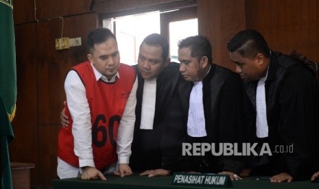  Artis dangdut Saipul Jamil memasuki ruangan sidang untuk mendengarkan putusan majelis hakim kasus pencabulan di bawah umur di Pengadilan Negeri Jakarta Utara, Selasa (14/6).  (Republika/ Wihdan)