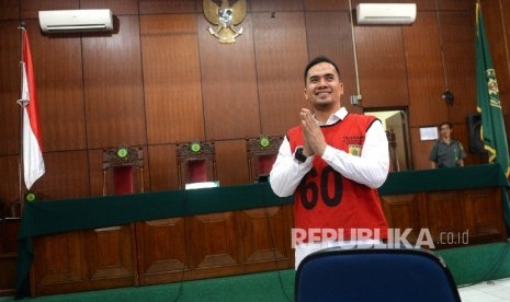  Artis dangdut Saipul Jamil memasuki ruangan sidang untuk mendengarkan putusan majelis hakim kasus pencabulan di bawah umur di Pengadilan Negeri Jakarta Utara, Selasa (14/6).  (Republika/ Wihdan)