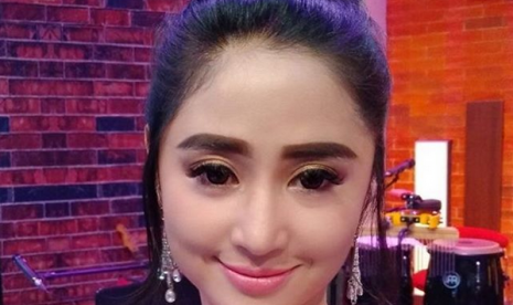 Artis Dewi Perssik