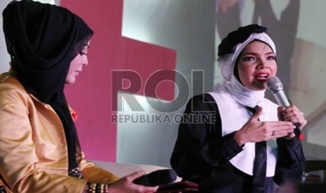 Artis Dewi Sandra berbagi pengalamannya berhijab di acara 'Indonesia Hijab Fest 2013' di Gedung Sabuga,  Bandung, Jumat (31/5). 