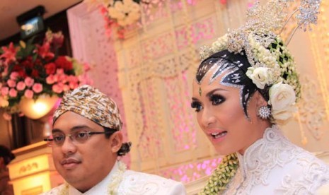  Artis Eddies Adelia bersama Ferry Setiawan memberikan keterangan tentang pernikahan mereka usai melangsungkan akad nikah di ,Jakarta, Sabtu (27/10).