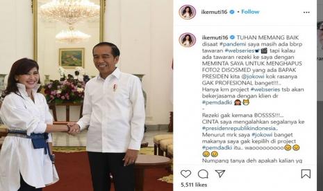 Artis Ike Muti menuding gagal mendapatkan proyek dari Pemprov DKI karena enggan menghapus foto dengan Presiden Jokowi.