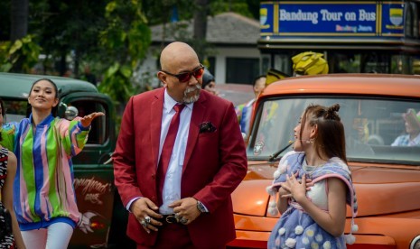 Artis Indro Warkop (tengah) tiba untuk menghadiri gelaran Festival Film Bandung yang diadakan di Gedung Sate, Bandung, Jawa Barat, Sabtu (24/11/2018). Film Yang Patah Tumbuh, Yang Hilang Berganti menuntut Indro untuk menari.