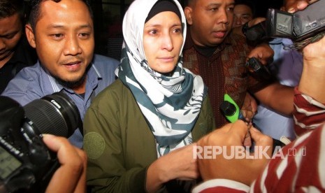 Celebrity Inneke Koesherawati leaves KPK office after being examined in Sukamiskin prison bribery case, Jakarta, Saturday (July 21). 