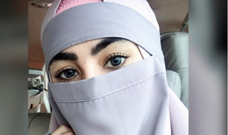 Artis Kartika Putri yang mencoba memakai niqab atau cadar dan mengalami perlakuan tidak menyenangkan di bandara, Selasa (13/3).