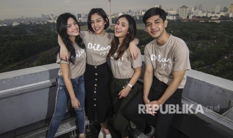 Artis pemeran film Dilan 1991 (dari kiri) Yoriko Angeline, Vanesha Prescilla, Zulfa Maharani dan Andryos Aryanto berpose pada sesi foto saat melakukan kunjungan media ke Kantor Berita Antara di gedung Wisma Antara, Jakarta, Rabu (6/2/2019). 