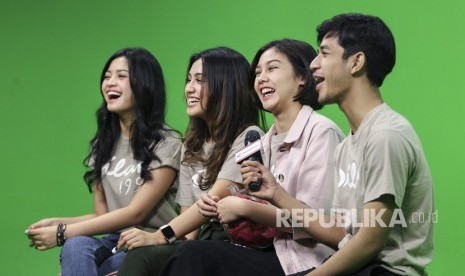 Artis pemeran film Dilan 1991, Vanesha Prescilla (kedua kanan), Andryos Aryanto (kanan), Zulfa Maharani (kedua kiri) dan Yoriko Angeline (kiri) menjawab pertanyaan wartawan Antara saat melakukan kunjungan media ke Kantor Berita Antara di Gedung Wisma Antara, Jakarta, Rabu (6/2/2019).