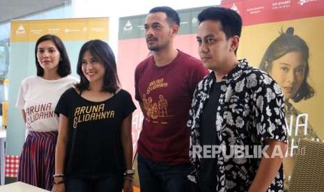 Artis pemeran utama Film Aruna dan Lidahnya, Dian Sastro (kedua kiri), Oka Antara (kedua kanan) dan Hannah Al Rashid (kiri) bersama Produser Muhammad Zaidy (kanan) berfoto bersama saat acara Meet and Greet di Ayani Megamall, Pontianak, Kalimantan Barat, Selasa (2/10).