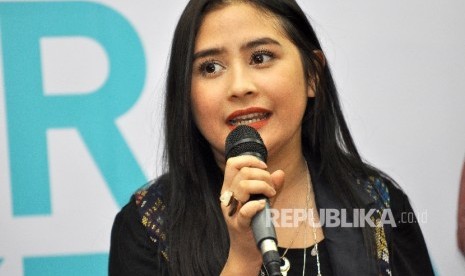 Artis Prilly Latuconsina. Prilly dan Umay Shahab memproduseri film horor pertama garapan Sinemaku Pictures berjudul Temurun.