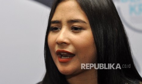 Artis Prilly Latuconsina menjadi Duta Kanker Serviks. Ia telah mendapatkan vaksin HPV.