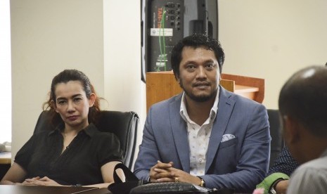 Singer Reza Artamevia (left) accompanied by her lawyer, Ramadan Alamsyah (right), was questioned at National Narcotics Agency (BNN) NTB Province Office on Thursday (9/1).