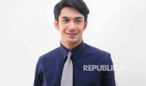  Artis Reza Rahadian