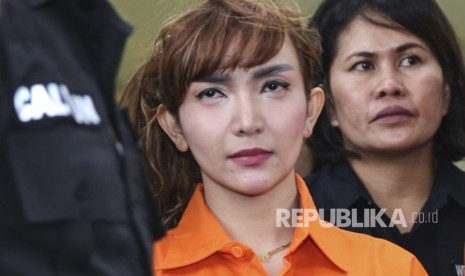 Artis Roro Fitria dihadirkan petugas jajaran Dirtresnarkoba Polda Metro Jaya dalam rilis kasus Narkoba di Polda Metro Jaya, Jakarta, Kamis (15/2).