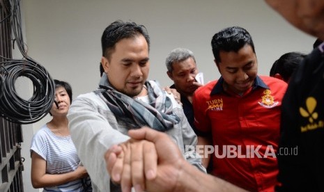  Artis Saipul Jamil usai menjalani pemeriksaan di Balai Laborratorium Narkoba BNN, Jakarta, Jumat (19/2).   (Republika/Yasin Habibi)