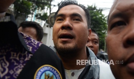 Artis Saipul Jamil usai menjalani pemeriksaan di Balai Laborratorium Narkoba BNN, Jakarta, Jumat (19/2).  (Republika/Yasin Habibi)