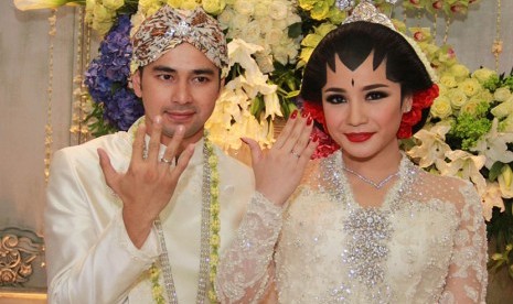   Artis sekaligus presenter Raffi Ahmad (kiri) bersama istri Nagita Slavina (kanan) menunjukan cincin seusai akad nikah di Jakarta, Jumat, (17/10). (Antara/Julius Wiyanto)