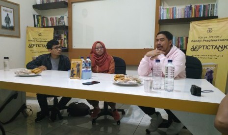 Artis sekaligus stand-up comedian Pandji Pragiwaksono (kanan) meluncurkan buku terbarunya, Septictank, di Yogyakarta, Jumat (29/3).