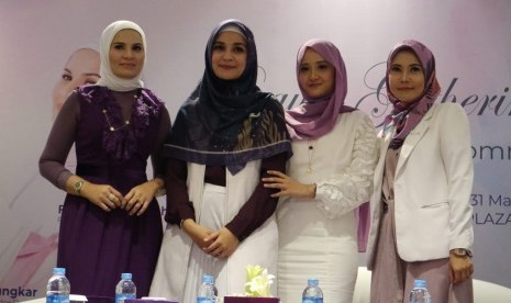 Artis Shireen Sungkar menjadi Brand Ambassador di acara  Beauty Gathering with Blogger, Community & Media di Crown Plaza aHotel Bandung, Ahad (31/3). Shireen, membagikan tips perawatan kulitnya dan sangat memperhatikan kehalalan produk skin care.