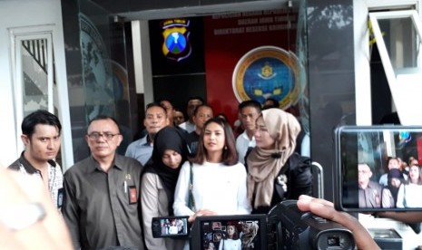 Artis Vanessa Angel seusai menjalani pemeriksaan intensif di Mapolda Jatim, Surabaya, Ahad (6/1). Vanessa menjadi salah satu yang diamankan polisi terkait kasus prostitusi online yang diduga melibatkan artis